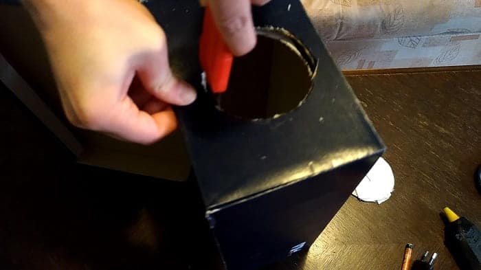 Kako napraviti projektor kod kuce - Izrezivanje rupe za povecalo
