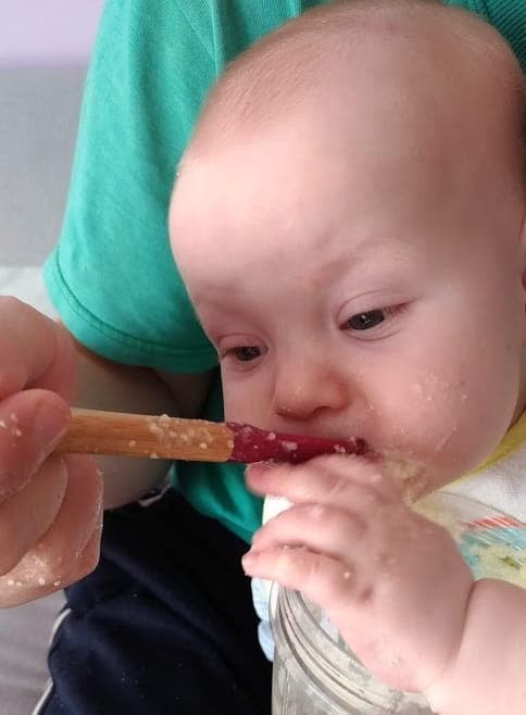 What to expect from baby in Sixth month - First meal